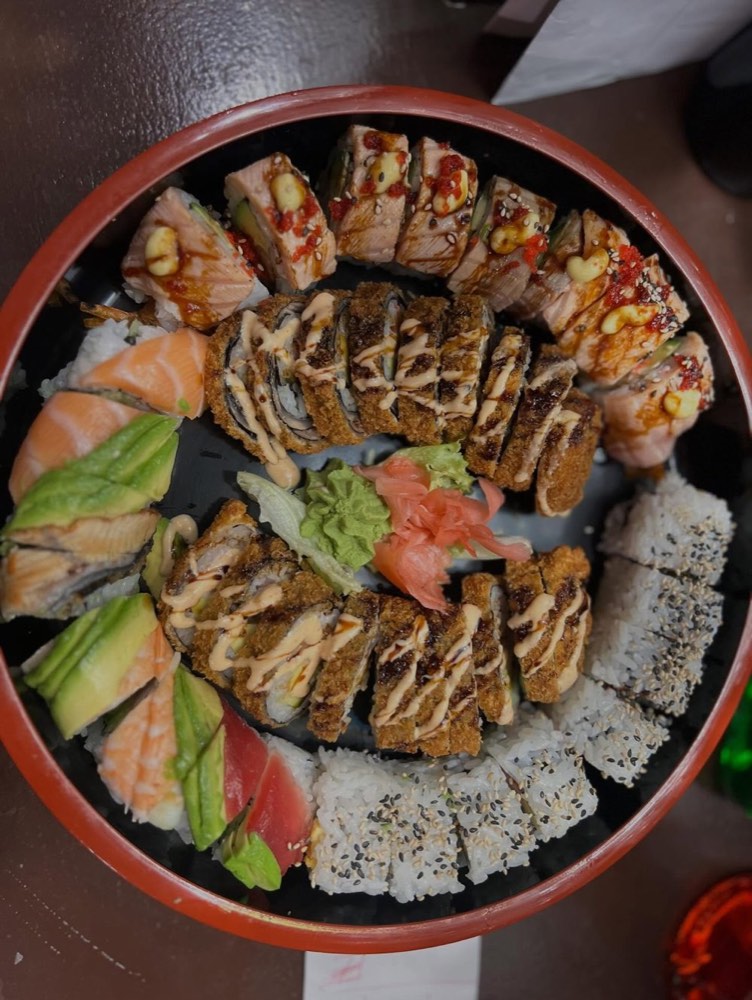 Ronde schaal met geflambeerde sushi